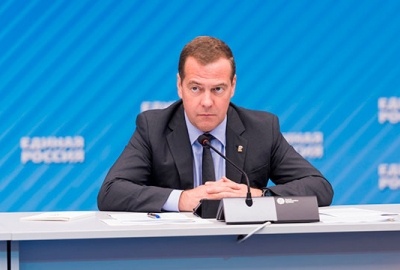 Медведев сообщил о дополнительном финансировании регионов на школьные автобусы и «скорые» в объеме до 10 млрд рублей